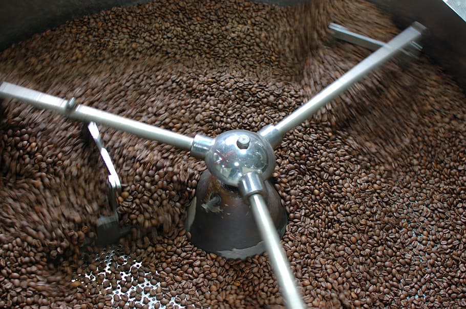 gris, mesclador de gra de cafè metàl·lic, cafè, torrat, mongeta, a la graella, llavor, menjar, marró, agricultura, cap gent, menjar i beguda, metall, vista d’angle alt, primer pla, frescor, abundància, dia, a l'aire lliure, moviment, natura morta, naturalesa, maquinària, alimentació saludable, gra de cafè torrat, que flueix, 2K