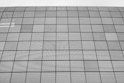 šedý zrcadlový dekor, nepojmenovaná, detailní, fotografie, šedá, kontrola, povrch, vzor, geometrický, dlaždice, Černý a bílý, mřížka, architektura, pozadí, abstraktní, podnikání, pruhovaný, město, nízký úhel pohledu, nikdo, nebe, geometrický tvar, exteriér budovy, den, stavba, Příroda, celý rám, okno, tvar, v řadě, opakování, venku, texturou, kancelářská budova exteriér, 5K, CC0, veřejná doména, bez autorských práv