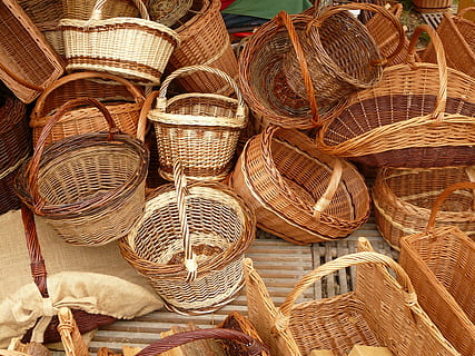 flettet, kurver, veve, selje, flettet materiale, håndverket, marked, selge, salgssted, kurv, container, stor gruppe gjenstander, ingen folk, overflod, til salgs, stilleben, stable, dag, valg, detaljhandel, brun, nærbilde, markedet stall, utendørs, høy vinkel visning, full ramme, variasjon, fiskeindustrien, 2K, CC0, offentlig domene, opphavsrett gratis