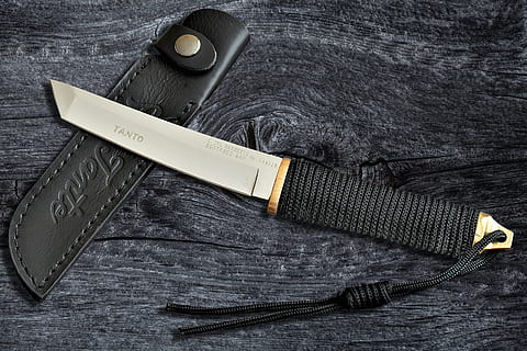 negre, paracord, manejat, ganivet, funda, superfície, tanto, agut, arma, tauler de fusta, fulla, japonès, pistola de samurai, arma de combat, taula, a l'interior, vista d’angle alt, material de fusta, natura morta, cap gent, tèxtil, moda, color negre, directament a sobre, texans, cuir, primer pla, roba casual, ganivet: arma, equipament, tisores, comunicació, gris, accessori personal, 2K, CC0, domini públic, lliure de regalies