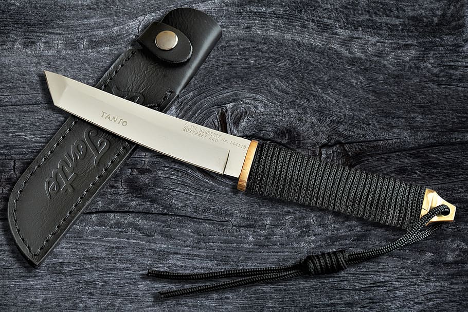 negre, paracord, manejat, ganivet, funda, superfície, tanto, agut, arma, tauler de fusta, fulla, japonès, pistola de samurai, arma de combat, taula, a l'interior, vista d’angle alt, material de fusta, natura morta, cap gent, tèxtil, moda, color negre, directament a sobre, texans, cuir, primer pla, roba casual, ganivet: arma, equipament, tisores, comunicació, gris, accessori personal, 2K
