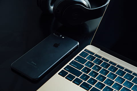 mobile, intelligent, iphone, portable, La technologie, affaires, la communication, ordinateur, commercialisation, Bureau, téléphone, clavier d'ordinateur, équipement, l'Internet, Technologie sans fil, mobilité, pc, personne, clavier, équipement informatique, lien, dispositif d'information portable, fermer, couleur noire, à l'intérieur, table, portabilité, vue grand angle, téléphone intelligent, partie informatique, équipement électrique, clé d'ordinateur, 4K, CC0, domaine public, libre de droits