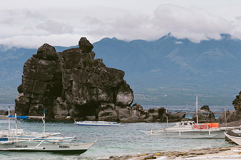 barcos, formacion de roca, Tres, cerca, rock, formación, tiempo de día, montaña, nubes, bote, mar, agua, Oceano, costa, playa, scenics, nube - cielo, roca - objeto, cielo, día, destinos de viaje, nadie, barco náutico, transporte, modo de transporte, naturaleza, belleza en la naturaleza, tierra, paisajes - naturaleza, sólido, viaje, cordillera, al aire libre, velero, embarcaciones de pasajeros, bahía, yate, 4K, CC0, dominio público, libre de derechos