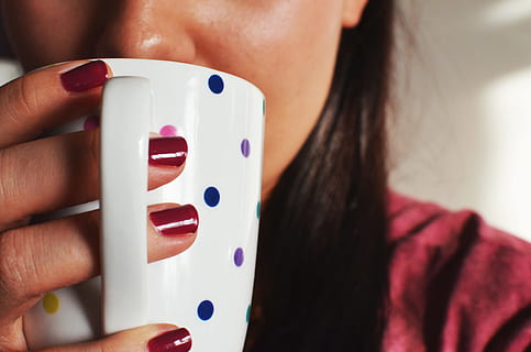 kvinde, kaffe, kop, krus, drik, drikke, hed, morgen, te, en person, bedrift, menneskelig hånd, voksen, tæt på, Kvinder, indendørs, menneskelig kropsdel, livsstil, hånd, midsection, fokus på forgrunden, kropsdel, fritidsaktivitet, mad og drikke, rigtige mennesker, hovedskud, midt voksen, ung voksen, søm, frisure, finger, smuk kvinde, menneskehår, 4K, CC0, offentligt domæne, royaltyfrie
