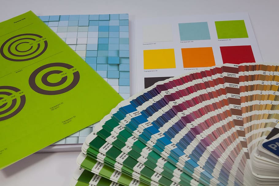 assorteret, farvekort meget, farve, mønstre, papir, mønster, pantone, farve mønstre, papirmønster, evaluering, afgørelse, punktstørrelse, skrifttype vægt, udskriftskvalitet, farve fan, tryk, print prøve, multi farvet, indendørs, farveprøver, ingen mennesker, tæt på, hvid baggrund, Kunst og håndværk, stilleben, høj vinkel visning, kreativitet, gul, valg, gulve, håndværk, bord, murbygningsfunktion, grøn farve, stol, variation, stor gruppe af objekter, kunst og håndværk udstyr, 4K