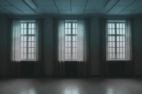 tre åbne vinduer, vinduer, hvid, gardiner, inde, tom, værelse, lys, vindue, indendørs, gardin, skærm, dækker, indre, almindeligt, vindueblind, forladt, toning, tone, dag, ingen mennesker, hjemlige værelse, fravær, bygning, glas - materiale, arkitektur, gulve, afspejling, hjem, sollys, glas, natur, ren, 2K, CC0, offentligt domæne, royaltyfrie