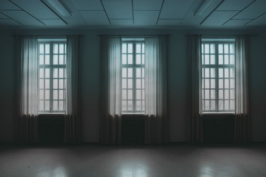 tre finestre aperte, finestre, bianca, le tende, dentro, vuoto, camera, luce, finestra, interno, tenda, schermo, copertura, pianura, finestra cieca, abbandonato, tonificante, tono, in casa, giorno, nessuno, stanza domestica, assenza, costruzione, vetro - materiale, architettura, pavimentazione, riflessione, casa, luce del sole, bicchiere, natura, pulito, 2K