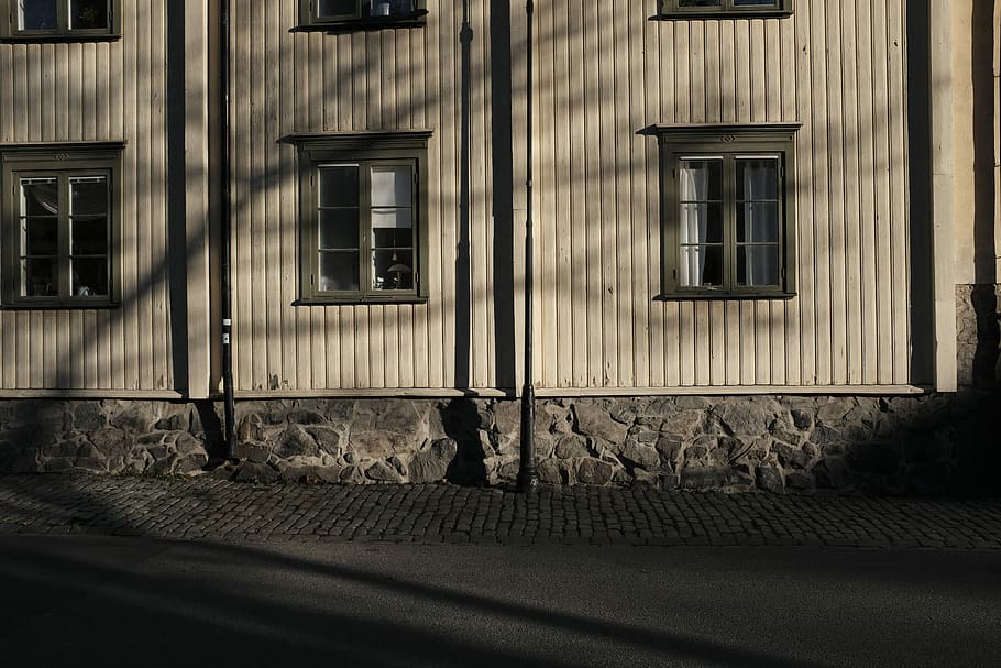 hvidt træhus, sort, metal post, hvid, træ-, hus, bygning, væg, vindue, arkitektur, skygge, bygning udvendig, bygget struktur, gade, by, ingen mennesker, dag, lukket, udendørs, vej, dør, sti, boligområde, indgang, transportmidler, fortov, gadebelysning, fuld ramme, 5K