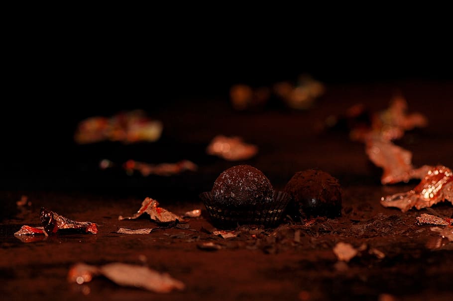 bombons, xocolata, mossegada, dolçor, gourmet, marca, dolç, caramels, calories, xocolateria, confiserie, bombons fins, pastisseria, boles de caramels, pastisseria de xocolata, cacau, xocolata negra, trufes de xocolata, praliné de xocolata, embalat, postres, bombons de tòfona, sucre, tòfona, plat dolç, menjar, bombons de tòfones, nutrició, especialitat, enfocament selectiu, menjar i beguda, cap gent, primer pla, full, part de la planta, nit, naturalesa, frescor, sec, fruita, terra, natura morta, nou, alimentació saludable, tardor, fons negre, a l'aire lliure, canvi, fulles, temptació, 2K
