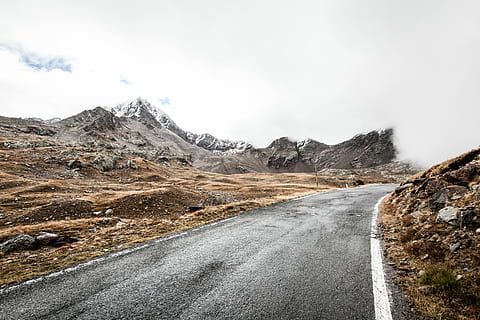 foto, la carretera, a través de, montaña, tiempo de día, gris, cordillera, ruta, pasar, nube, rock, piedra, Italia, solitario, cumbre, podrido, pista, Puerto de montaña, gavio, transporte, ambiente, nieve, nube - cielo, belleza en la naturaleza, paisaje, el camino a seguir, cielo, dirección, naturaleza, paisajes - naturaleza, nadie, temperatura fría, invierno, día, asfalto, perspectiva decreciente, al aire libre, Montaña cubierta de nieve, pico de la montaña, 5K, CC0, dominio público, libre de derechos