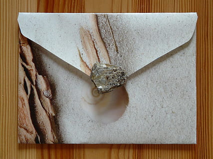 gris, marron, sac enveloppe, en bois, surface, des lettres, enveloppe, poster, carte, Steinchen, a écrit, laisser, envoyer, des pierres, message, fermer, à l'intérieur, personne, thèmes animaux, journée, aliments, Nourriture et boisson, bois - matériau, nature morte, fraîcheur, table, vue grand angle, directement au-dessus, prêt à manger, planche à découper, indulgence, bien-être, Fruit de mer, animal, assiette, tentation, 2K, CC0, domaine public, libre de droits