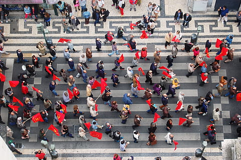 umano, assalto furioso, bandiere rosse, dimostrazione, comunisti, persone, strada, folla, scena urbana, traffico, città, vita di città, affollato, all'aperto, grande gruppo di persone, strisce pedonali, attraversamento, gruppo di persone, mezzi di trasporto, architettura, vista dall'alto, a piedi, via della città, pendolare, giorno, persone reali, attraversamento pedonale, segnaletica stradale, 2K, CC0, dominio pubblico, privo di copyright