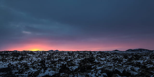 snø, dekket, felt, soloppgang, fjelltopp, solnedgang, lavafelt, natur, himmel, landskap, skumring, scenics, utendørs, natt, blå, sky - himmel, ingen folk, fjell, sol, sollys, skjønnhet i naturen, silhouette, naturskjønnhet - natur, miljø, ro, rolig scene, dramatisk himmel, belyst, kopiere plass, vinter, reisemål, 2K, CC0, offentlig domene, opphavsrett gratis