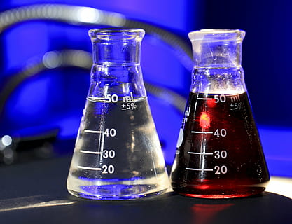 kaksi, asia selvä, lasimaski, ruskea, nesteet, ampullit, tiede, ioninen, kansallinen laboratorio, tekniikka, tutkimus, pullot, kemiallinen, ORNL, tammi-harja, Tennessee, Yhdysvallat, laitteet, laboratorio, tieteellinen kokeilu, kemia, biologia, pullo, neste, dekantterilasiin, löytö, sininen, tiedemies, terveydenhuolto ja lääketiede, laboratoriolasit, koulutus, lähikuva, sisällä, keskittyä etualalle, lasi - materiaali, ei ihmisiä, pöytä, viestintä, lasi-, 1080P, CC0, public domain, rojaltivapaa