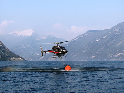 Garda, hélicoptère, effacer, Feu, porter secours, eau, marque, utilisation, lutte contre le feu, extinction d'incendie, Montagne, transport, mode de transport, véhicule aérien, la nature, navire nautique, journée, accidents et catastrophes, chaîne de montagnes, paysages - nature, mer, ciel, en volant, beauté dans la nature, Occupation, environnement, en plein air, montagne au sommet enneigé, sauveteur, 1080P, CC0, domaine public, libre de droits
