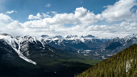 Montagne, neige, de pointe, nuage, ciel, arbre, à feuilles persistantes, conifère, pente, vallée, ombre nuageuse, ombre, la nature, Terre, Naturel, paysages, chaîne de montagnes, paysage, beauté dans la nature, journée, hiver, température froide, paysages - nature, environnement, nuage - ciel, montagne au sommet enneigé, Destinations de voyage, Voyage, personne, sommet de la montagne, en plein air, la glace, pin, pinède, 2K, CC0, domaine public, libre de droits