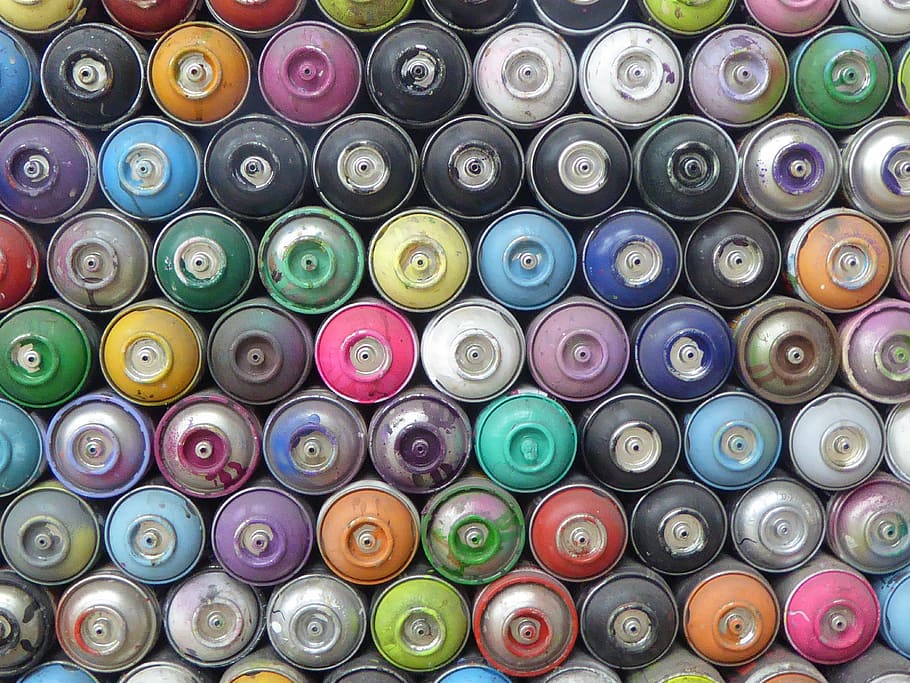 pila, botane de color variat, llaunes de polvorització, taller, disseny web, multicolor, gran grup d'objectes, cap gent, pintura d'esprai, marc complet, abundància, variació, elecció, pintura, Llauna d’erosos, fons, a l'interior, art i artesania, artesania, arranjament, costat a costat, art de carrer, vista d’angle alt, primer pla, art i equipament artesanal, 4K