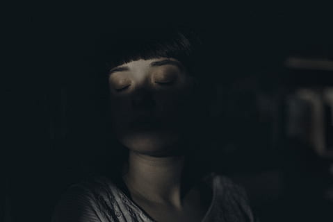 Frau, Sitzung, Innerhalb, dunkel, Zimmer, ohne Titel, Sanftes Licht, hart, Gefühle, Menschen, eine Person, Erwachsene, Frauen, junger Erwachsener, suchen, Porträt, menschliches Gesicht, Nur ein Mann, nur für Erwachsene, Kopfschuss, Nur Männer, Nahansicht, schwarzer Hintergrund, drinnen, Studioaufnahme, Vorderansicht, Haar, Körperteil, Augen geschlossen, schwarzes Haar, Geheimnis, Frisur, Betrachtung, Pony, menschliche Lippen, 5K, CC0, gemeinfrei, lizenzfrei
