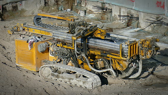 fotografie, galben, gri, greu, echipamente de lucru, timpul zilei, lucrări de construcții, maşină, foraj, linii, teren, burghiu, tija de foraj, muncă, instrument, munca grea, constructie, competență, sfredel, nisip, echipament de constructie, industrie, mașinărie de construcție, mașini, mijloc de transport, transport, fabrică, pământului, vehiculul terestru, industrie de contructie, vehicul comercial terestru, nici o persoana, zi, vedere în unghi mare, echipamente de producție, echipament, în aer liber, metal, combustibil și generarea de energie electrică, natură, carieră, echipament industrial, 4K, CC0, domeniu public, fără drepturi de autor