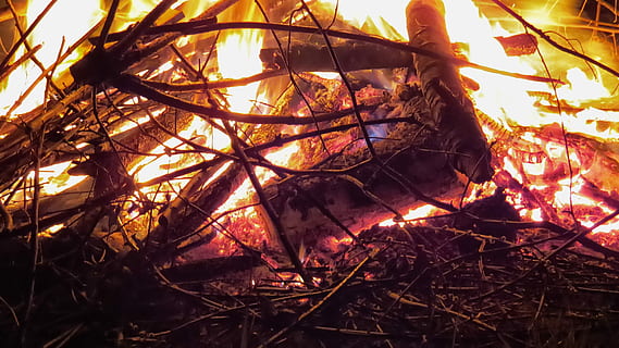ild, flamme, påske brand, ild, træ, mærke, ild, flamme, træ, træ brand, brænde, lejrbål, smuk, tæt, flamme pejs, gløder, afdeling, ingen mennesker, udendørs, dag, natur, brænding, brand - naturligt fænomen, varme - temperatur, bål, plante, træ - materiale, tæt på, blad, Camping, mad, plante del, blade, 4K, CC0, offentligt domæne, royaltyfrie