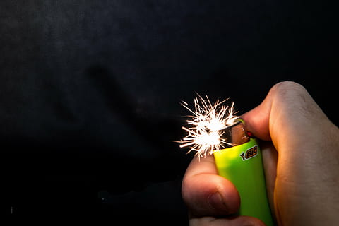 plus léger, flamme, lumière, Feu, main, allumer, pouce, Zippo, brûler, Fermer, macro, chaud, allumage, brûlures, jaune, photo macro, instantané, en portant, partie du corps humain, main humaine, fond noir, prise de vue en studio, personnes, brûlant, partie du corps, illuminé, à l'intérieur, espace de copie, cierge magique, embrasé, des étincelles, feu - phénomène naturel, adulte, doigt, membre humain, 5K, CC0, domaine public, libre de droits