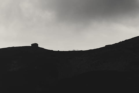 bjergudsigt, overskyet, himmel, dag tid, silhuet, bjerg, nimbus skyer, Foto, kam, Sky, natur, landskab, scenics, sort og hvid, sky - himmel, rejse steder, ingen mennesker, udendørs, dag, skønhed i naturen, miljø, scenics - natur, ro, rolig scene, jord, klippe, rock-objekt, lav vinkel visning, ikke-urbane scene, bjergkæde, bjergtop, 2K, CC0, offentligt domæne, royaltyfrie