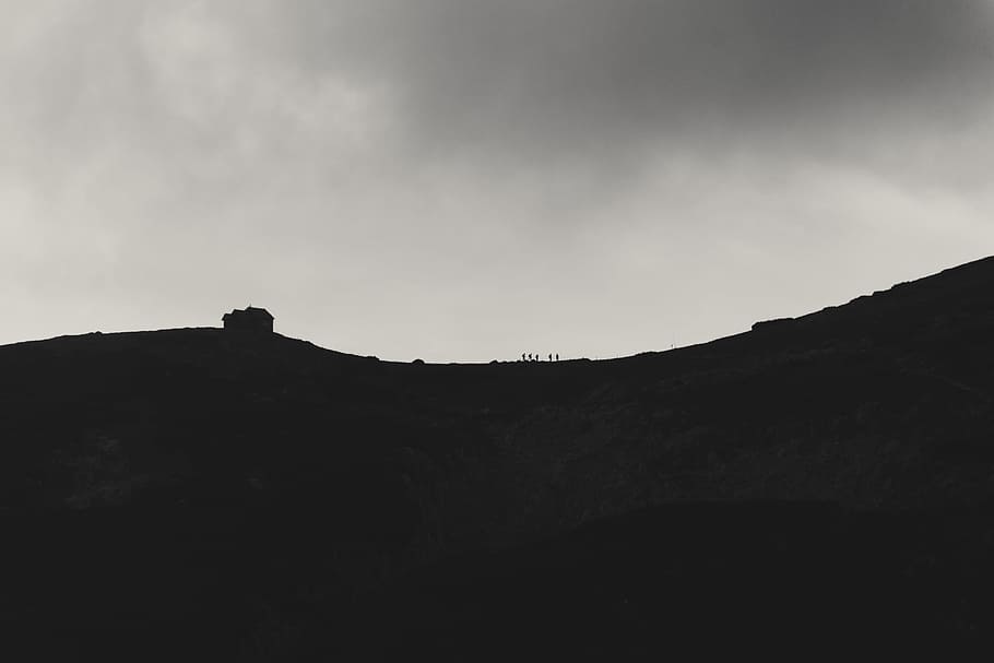 bjergudsigt, overskyet, himmel, dag tid, silhuet, bjerg, nimbus skyer, Foto, kam, Sky, natur, landskab, scenics, sort og hvid, sky - himmel, rejse steder, ingen mennesker, udendørs, dag, skønhed i naturen, miljø, scenics - natur, ro, rolig scene, jord, klippe, rock-objekt, lav vinkel visning, ikke-urbane scene, bjergkæde, bjergtop, 2K