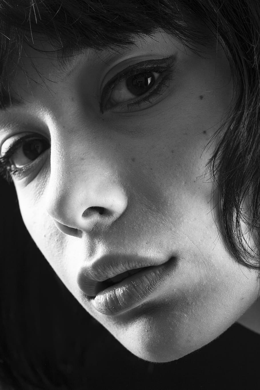 grå, skala billede, kvinde, ansigt, grå skala, Foto, kvindes ansigt, model, smuk, portræt, mode skydning, ung model, kvinders, human, mode, udsættelse, kontakt, fotografering, skønhed model, pige, ung, den unge kvinde, ung pige, skønhed, mennesker, oversigt, smuk pige, uskylden, makeup, æstetik, øjne, sort og hvid, øje, studie, læbe, voksen, næse, menneskeligt ansigt, en person, hovedskud, menneskelig kropsdel, rigtige mennesker, tæt på, kigger på kameraet, livsstil, kropsdel, Kvinder, hunner, indendørs, forfra, unge kvinder, ung voksen, fritidsaktivitet, barn, smuk kvinde, overvejelse, sort baggrund, teenager, 4K