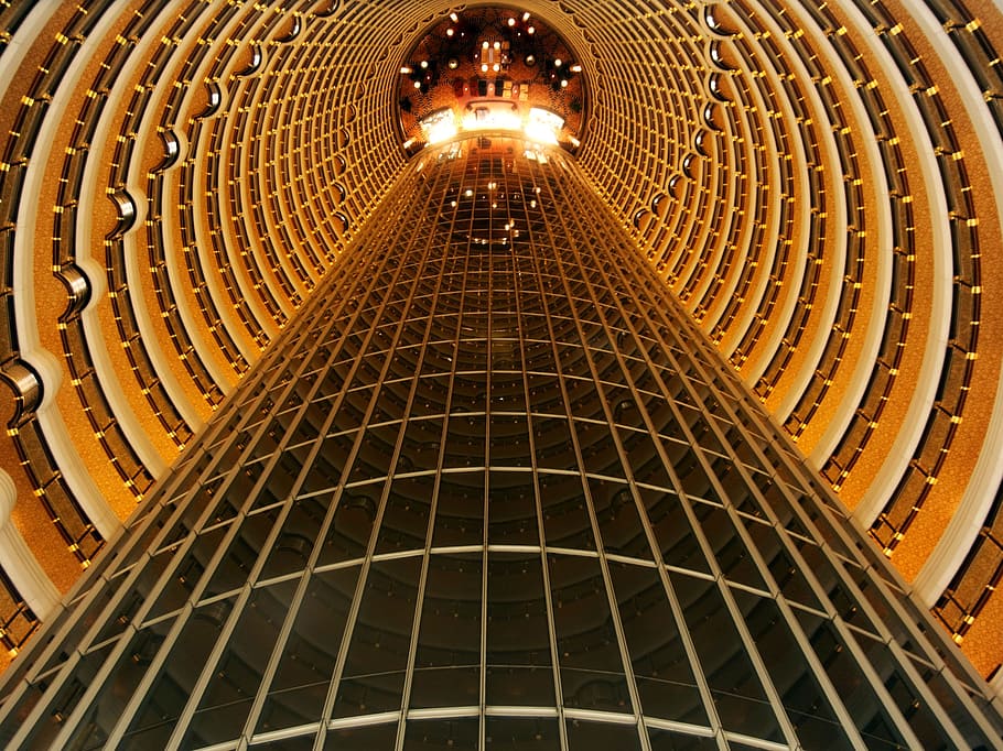 arquitectura, edifici, infraestructura, gratacels, torre de jin mao, ciutat, urbà, estructura construïda, vista d’angle baix, il·luminat, patró, exterior de l'edifici, cap gent, equips d’il·luminació, sostre, forma geomètrica, forma, modern, metall, nit, disseny, repetició, cercle, exterior d’edifici d’oficines, directament a sota, luxe, 2K
