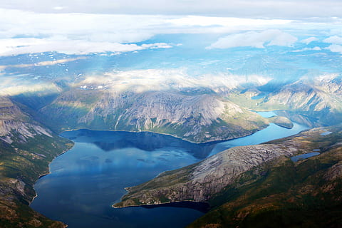montaña, nubes, aire, noruega, cielo, aire, Noruega, agua, rocas, Montaña alta, montaña y agua, alpinismo, paisajes, naturaleza, cenit, scenics, belleza en la naturaleza, tranquilidad, escena tranquila, paisajes - naturaleza, nube - cielo, escena no urbana, idílico, cordillera, lago, día, nadie, ambiente, paisaje, vista de alto ángulo, al aire libre, formación, cráter volcánico, pico de la montaña, 4K, CC0, dominio público, libre de derechos