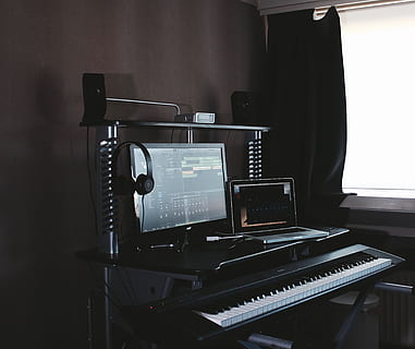 otáčet se, monitor, Černá, elektrický, klávesnice, laptop, jablko, macbook, počítač, prohlížeče, výzkum, práce, hudba, pokoj, místnost, klavír, sluchátka, umělecká kultura a zábava, technologie, uvnitř, hudební nástroj, nahrávací studio, hudební vybavení, zařízení, studio, nikdo, sdělení, audio zařízení, spojení, stálý život, Zařízení pro záznam zvuku, počítačový monitor, bezdrátové technologie, etapa, 2K, CC0, veřejná doména, bez autorských práv