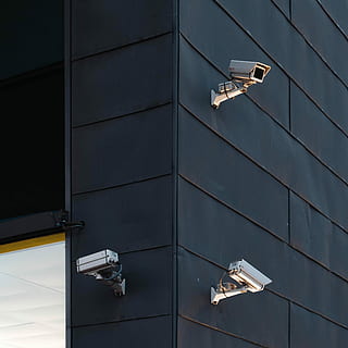 tre, bianca, telecamera a circuito chiuso, muro di costruzione, fotografia, bullet telecamere di sicurezza, telecamera, telecamera di sicurezza, parete, costruzione, grigio, sorveglianza, tecnologia, sicurezza, architettura, struttura costruita, attrezzatura per l'illuminazione, protezione, esterno dell'edificio, nessuno, giorno, all'aperto, sistema di sicurezza, caratteristica della parete, metallo, Inquadratura dal basso, moderno, industria, luce, soffitto, 4K, CC0, dominio pubblico, privo di copyright