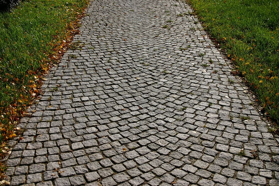 grå, beton, gade, græsser, brosten, væk, mønster, vej, struktur, jord, sten, natur, parkere, efterår, sti, tekstureret, vejen frem, græs, plante, ingen mennesker, dag, retning, sten-, udendørs, høj vinkel visning, vækst, park - mand skabt plads, ro, grøn farve, haven sti, 2K
