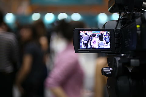 skyde, indspilning, kamera, teknologi, kunstkultur og underholdning, filme, mennesker, fokus på forgrunden, fjernsyn, Kvinder, indendørs, hjemme videokamera, filmindustrien, fotografering temaer, voksen, ydeevne, enhed skærmen, gruppe af mennesker, skærm, selektiv fokusering, musik, bagfra, fritidsaktivitet, natteliv, 5K