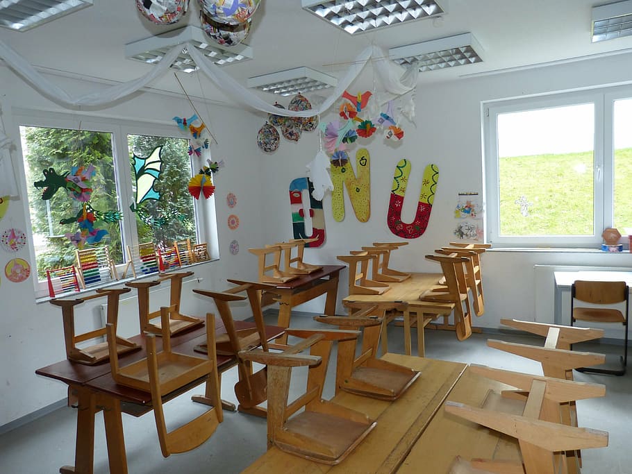 Marrone, di legno, set da pranzo, dentro, camera, classe, scuola, insegnamento, imparare, formazione scolastica, lettere, scuola elementare, tavolo, sedie, aula, posto a sedere, sedia, in casa, assenza, finestra, nessuno, vuoto, mobilia, giorno, legno - materiale, interno di casa, ristorante, stanza domestica, architettura, attrezzatura per l'illuminazione, casa, grande gruppo di oggetti, soffitto, 4K