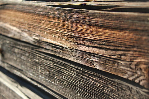 tauler de fusta marró, el rerefons, fusta vella, patró, textura, pots, naturalesa, tronc, textura de fusta, material de fusta, enfocament selectiu, cap gent, primer pla, resistent, fons, vell, marc complet, tauler, aspre, pila, dia, metall, marró, fusta, espatllat, aixafar, a l'aire lliure, gra de fusta, 5K, CC0, domini públic, lliure de regalies