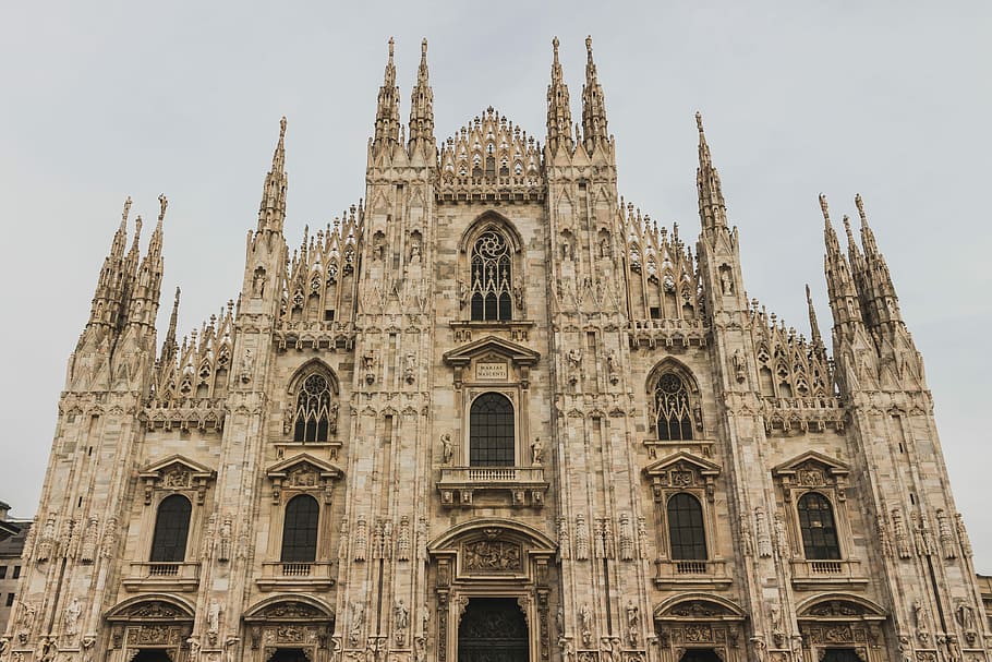 Catedrala din Milano, Italia, timpul zilei, catedrala bej, clădire, ferestre, arhitectură, turle, verona, pisa, Roma, Gelato, Modă, Milano, Domului, construită, destinații de călătorie, exteriorul clădirii, vedere unghiulară joasă, religie, istorie, trecutul, lăcaș de cult, cer, călătorie, turism, credință, spiritualitate, nici o persoana, natură, stil gotic, în aer liber, turlă, bogat ornamentat, 4K