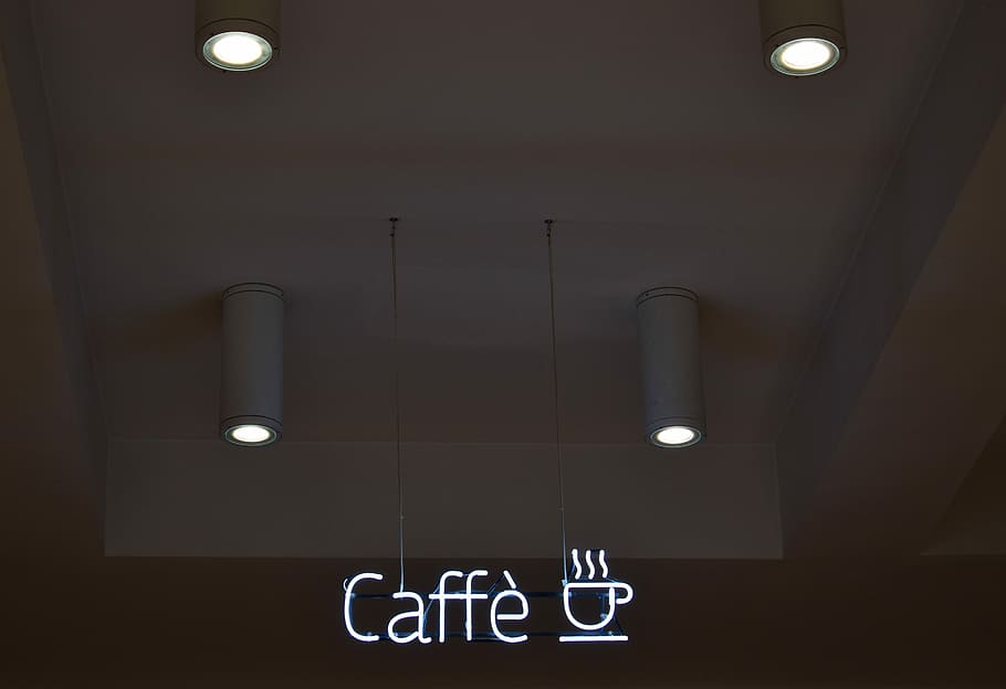 otočil, caffe světla, bílý, šedá, stropní světla, caffe, kavárna, káva, neon, podepsat, strop, světlo, slovo, temný, loga, obchod znamení, svítí, osvětlovací zařízení, uvnitř, nikdo, architektura, nízký úhel pohledu, text, bílá barva, sdělení, řeřavý, stavba, západní skript, nástěnný prvek, veřejné toalety, elektrické světlo, noc, elektrická lampa, 5K