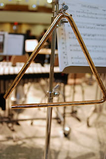 percussie, driehoek, instrument, muziek-, klassieke muziek, kunst cultuur en entertainment, muziekinstrument, podiumkunstenevenement, prestatie, bladmuziek, vel, focus op de voorgrond, snaar instrument, geen mensen, muziekuitrusting, muziek noot, detailopname, draad, binnenshuis, muziekinstrument string, papier, viool, wind instrument, metaal, selectieve aandacht, dag, 4K, CC0, publiek domein, royaltyvrij