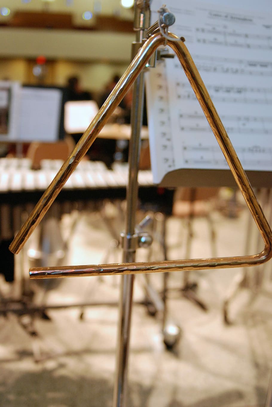 percussie, driehoek, instrument, muziek-, klassieke muziek, kunst cultuur en entertainment, muziekinstrument, podiumkunstenevenement, prestatie, bladmuziek, vel, focus op de voorgrond, snaar instrument, geen mensen, muziekuitrusting, muziek noot, detailopname, draad, binnenshuis, muziekinstrument string, papier, viool, wind instrument, metaal, selectieve aandacht, dag, 4K