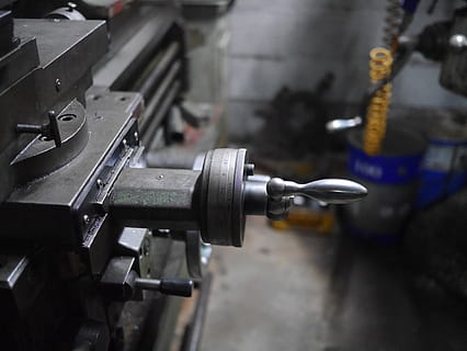 selectivo, fotografía de enfoque, gris, manivela, molienda, máquina, tratamiento, herramienta, adentro, de cerca, industria, negocio, metal, maquinaria, tecnología, centrarse en primer plano, fábrica, parte de maquina, equipo, industria metalúrgica, Equipo de fabricación, taller, ocupación, nadie, fabricación, enfoque selectivo, línea de producción, equipo industrial, 4K, CC0, dominio público, libre de derechos