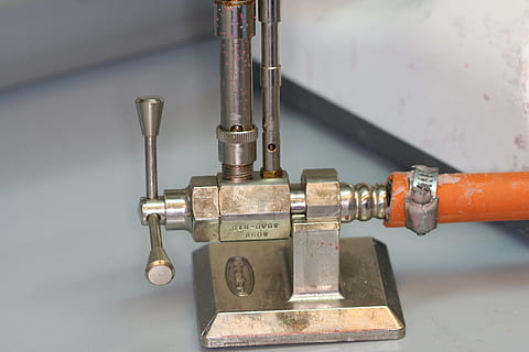 Gas, Flamme, Schlauch, Industrie, Metall, Ausrüstung, Nahansicht, Maschinen, Rohr - Rohr, Technologie, Maschinenteil, keine Leute, drinnen, Kraftstoff- und Stromerzeugung, Verbindung, Ventil, Messinstrument, Fabrik, Richtigkeit, Maschinenventil, Spur, Fokus auf den Vordergrund, Herstellungsausrüstung, Messgerät - Messinstrument, 2K