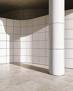hvit, søyle kolonne, vegg, veggfliser, søyle, arkitektonisk fotografering, flislagt, post, flis, skygge, moderne, innendørs, gulv, arkitektur, hjemlige rom, veggbyggingsfunksjon, ingen folk, tømme, design, hjem interiør, vindu, ren, offentlig bygning, bygget struktur, arkitektonisk kolonne, mønster, bygning, gangsti, by, sparsom, lobby, dag, arkitektonisk funksjon, korridor, betong, bygningsfunksjon, flislagt gulv, 2K, CC0, offentlig domene, opphavsrett gratis