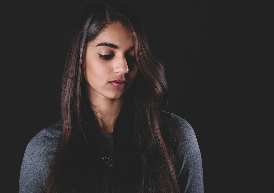 Kvinder, iført, grå, besætning-hals, langærmet, kvinders, lang, en person, mennesker, voksen, hunner, sort baggrund, ung voksen, kaukasisk etnicitet, studio skud, skønhed, unge kvinder, brunt hår, leder, mørk, kun en kvinde, portræt, afslappet tøj, alvorlig, langt hår, smuk, kun en ung kvinde, kopiere plads, kun voksne, kun kvinder, forfra, hovedskud, hår, indendørs, ser ned, frisure, livsstil, tæt på, smuk kvinde, overvejelse, teenager, depression - sorg, glat hår, 5K