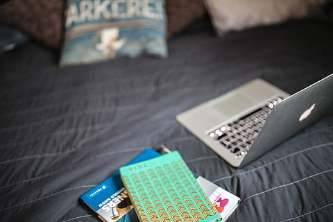livres, lit, portable, ordinateur, livre, carnet, oreillers, feuilles, intérieur de la maison, à l'intérieur, La technologie, l'Internet, canapé, personne, journée, fermer, Technologie sans fil, meubles, vue grand angle, lien, la communication, se concentrer sur le premier plan, mise au point sélective, relaxation, chambre domestique, table, groupe d'objets, culture artistique et divertissement, salon, 5K, CC0, domaine public, libre de droits