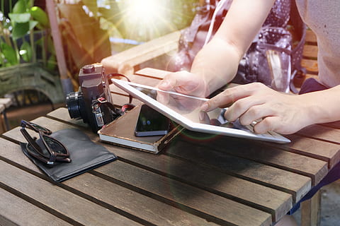Holz, Mann, Person, Sonnenbrille, allein, Rucksack, Tasche, Buch, Kamera, Handy, Tag, Hände, Sitzung, Sonnenlicht, Tabelle, Vorlage, Reise, Ausflug, tragen, hölzern, Technologie, eine Person, menschliche Hand, digitale Tablette, menschliches Körperteil, Hand, kabellose Technologie, Fotografie-Themen, Erwachsene, Verbindung, Kommunikation, Kamera - Fotoausrüstung, Lebensstile, draußen, Natur, Aktivität, Linseneffekt, 4K, CC0, gemeinfrei, lizenzfrei