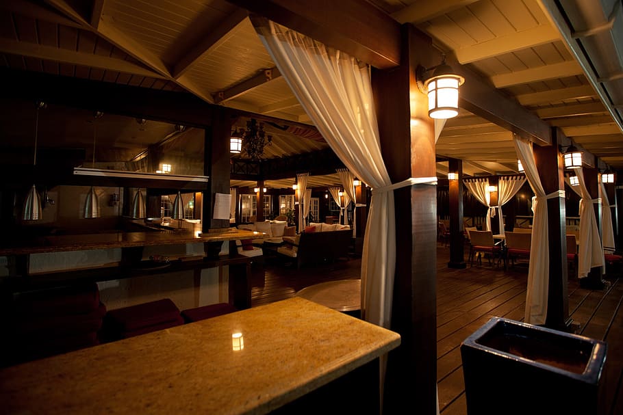 ristorante interno marrone, architettura, sedia, cenare, vuoto, sera, Hotel, illuminato, interno, lampada, luce, lusso, notte, vita notturna, nessuno, ricorrere, ristorante, tavolo, in casa, pub, moderno, bar - stabilimento di bevande, posto a sedere, legno - materiale, struttura costruita, attrezzatura per l'illuminazione, ricchezza, assenza, attività commerciale, costruzione, mobilia, soffitto, stanza domestica, colonna architettonica, 1080P
