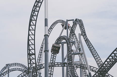 kolejka górska, biały, chmury, niebieski, niebo, dzień, Park rozrywki, pętla, zabawa, tor, straszny, dreszczyk, stal, architektura, Fuji Highland, skręcać, krzyk, przygoda, przejażdżka do parku rozrywki, kultura i rozrywka artystyczna, metal, niski kąt widzenia, Natura, zbudowana struktura, żadnych ludzi, spędzania wolnego czasu, przyjemność, karnawał, karnawał podróżny, na dworze, jazda, stop, wesołe miasteczko, podniecenie, 4K, CC0, domena publiczna, darmowe zdjęcia