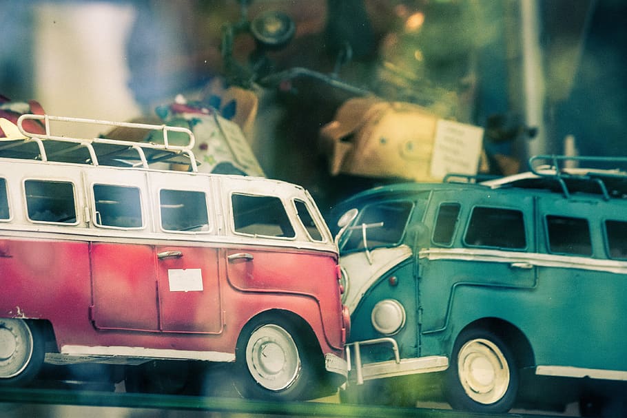 Červené, zelená, volkswagen, přepravce, 1, stupnice, modely, vw, combi, dodávka, hračka, pád, vozidlo, nehoda, doprava, přeprava, způsob dopravy, auto, motorové vozidlo, město, pozemního vozidla, náhodné osoby, ulice, architektura, taxi, zaměřit se na popředí, silnice, den, veřejná doprava, sklo - materiál, venku, městský život, odraz, 4K