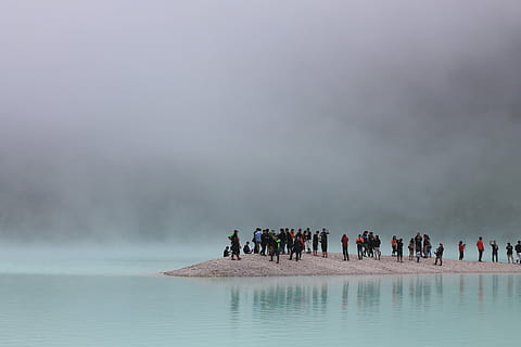 mennesker, stående, grå, overflade, legeme, vandfotografering, krop af vand, fotografering, natur, gruppe af mennesker, rejse steder, farvebillede, tåge, stor gruppe mennesker, vand, udendørs, dag, svømning, kun voksne, menneskemængde, herrer, rigtige mennesker, rejse, turisme, fritidsaktivitet, rejsemål, ferier, Kvinder, turist, ferie, himmel, 4K, CC0, offentligt domæne, royaltyfrie